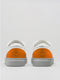 bianco con pelle arancione premium basso paio di sneakers in design pulito vista posteriore