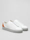 bianco con pelle premium arancione sneakers in un design pulito vista frontale