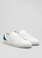 blanco y azul petróleo cuero premium bajo sneakers en diseño limpio frontview