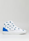 Weißer High-Top-Sneaker mit blauem Vogelmuster und einem blauen Wildleder-Fersenaufnäher mit dem Text "I Just Like Birds" in der Nähe der Sohle. Perfekt für alle, die individuelle Schuhe suchen.