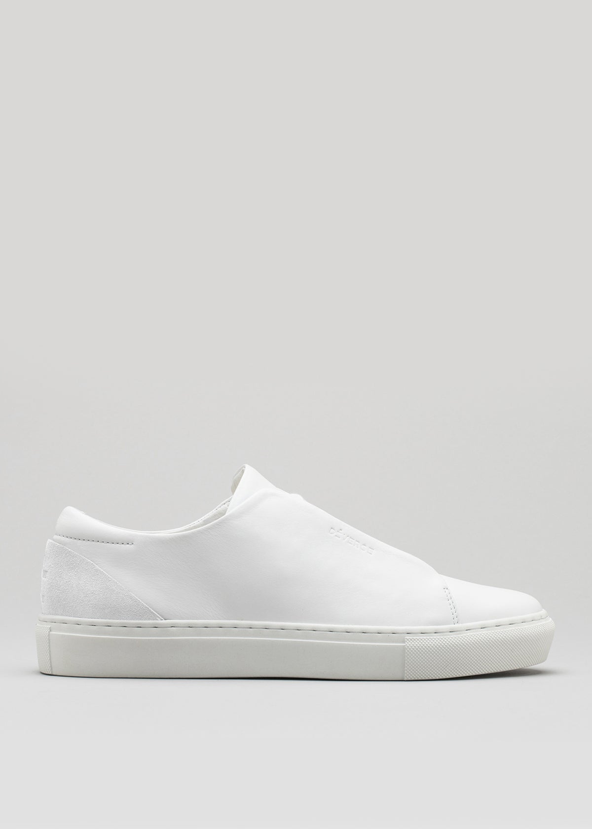 cuero premium blanco bajo sneakers en diseño limpio sideview