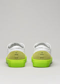 coppia bassa in pelle premium bianca e gialla di sneakers in design pulito vista posteriore