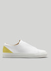 amarillo con blanco cuero premium bajo sneakers con suela blanca en diseño limpio sideview